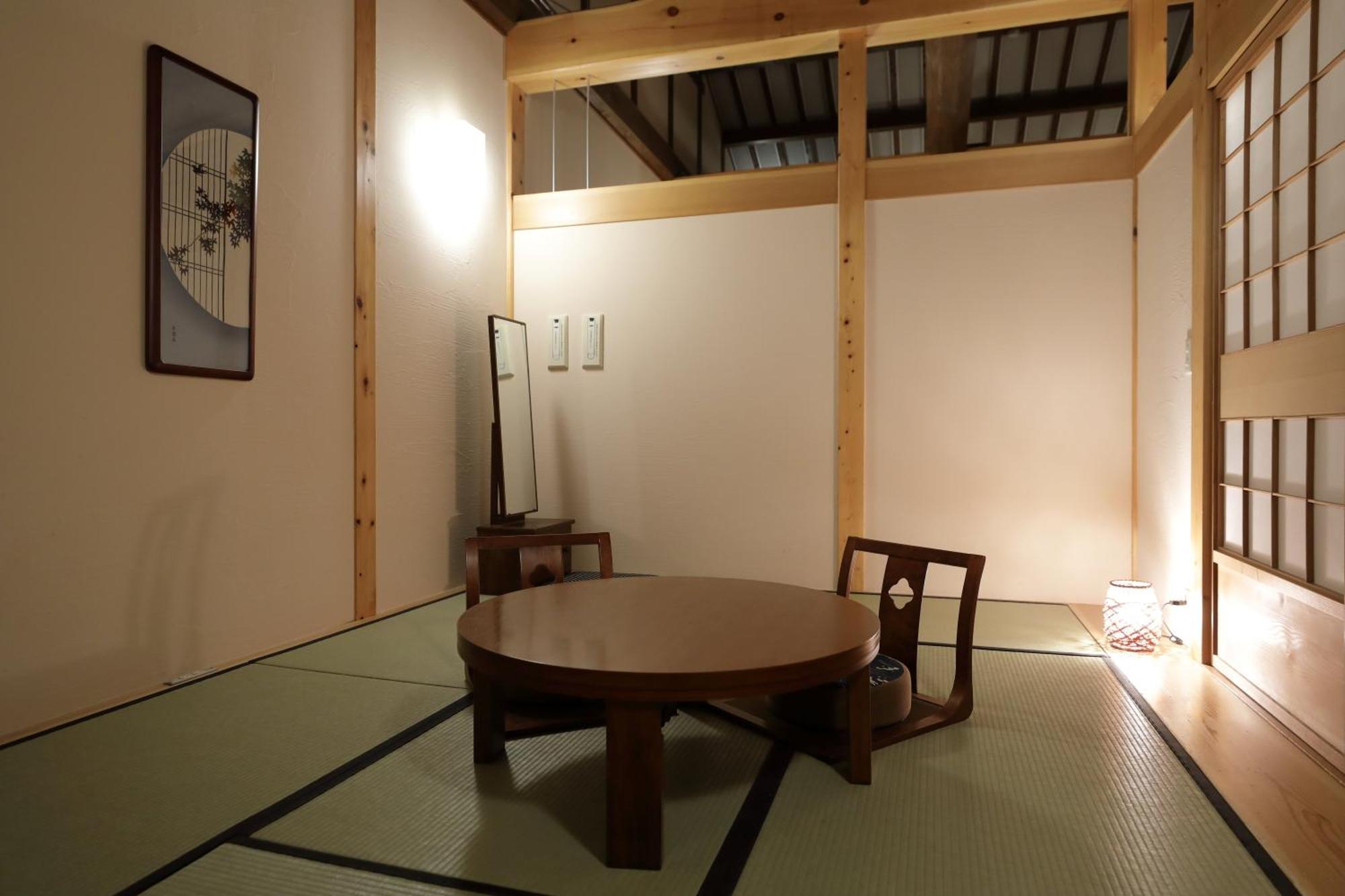 Miyama Ouan Kyoritsu Resort Takayama  Ngoại thất bức ảnh A traditional Japanese room with a table and a chair