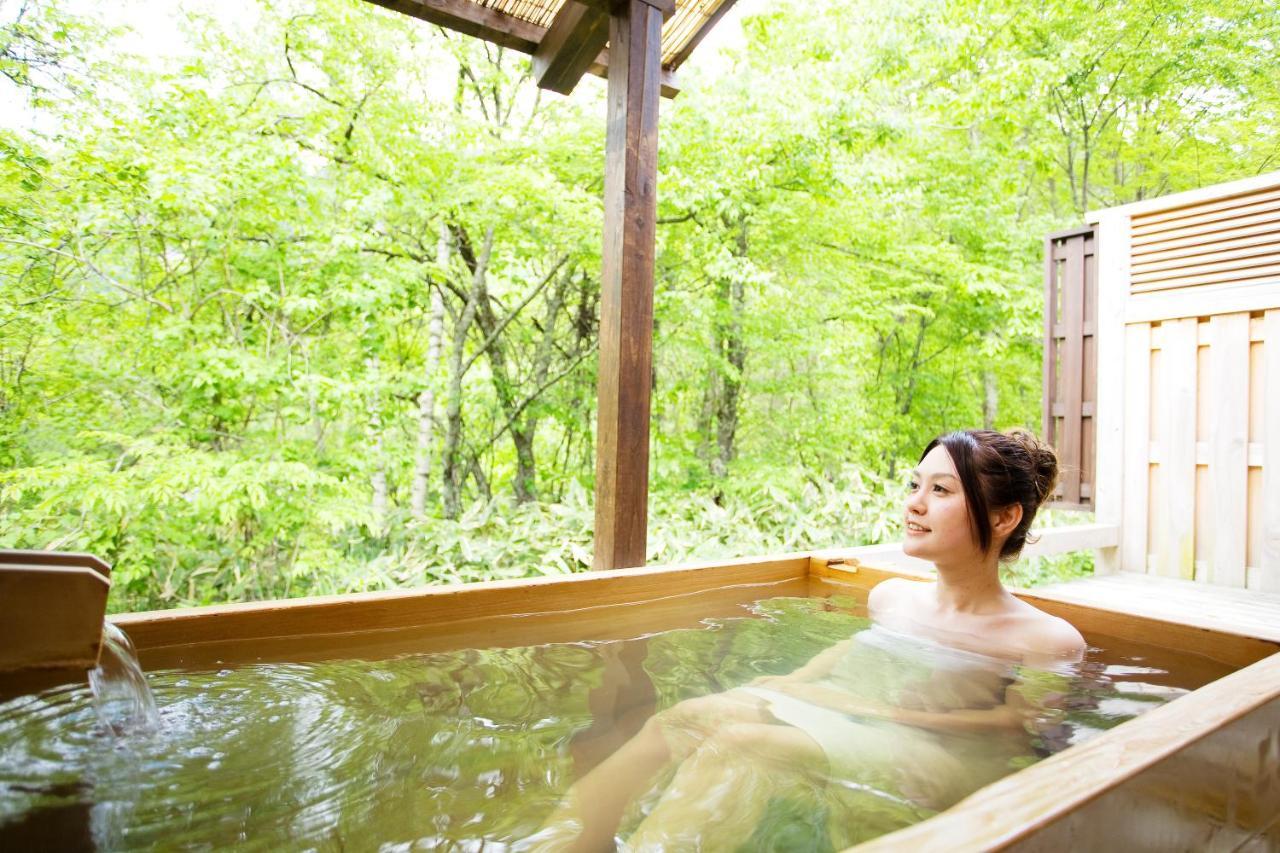 Miyama Ouan Kyoritsu Resort Takayama  Ngoại thất bức ảnh A woman bathing in a hot spring