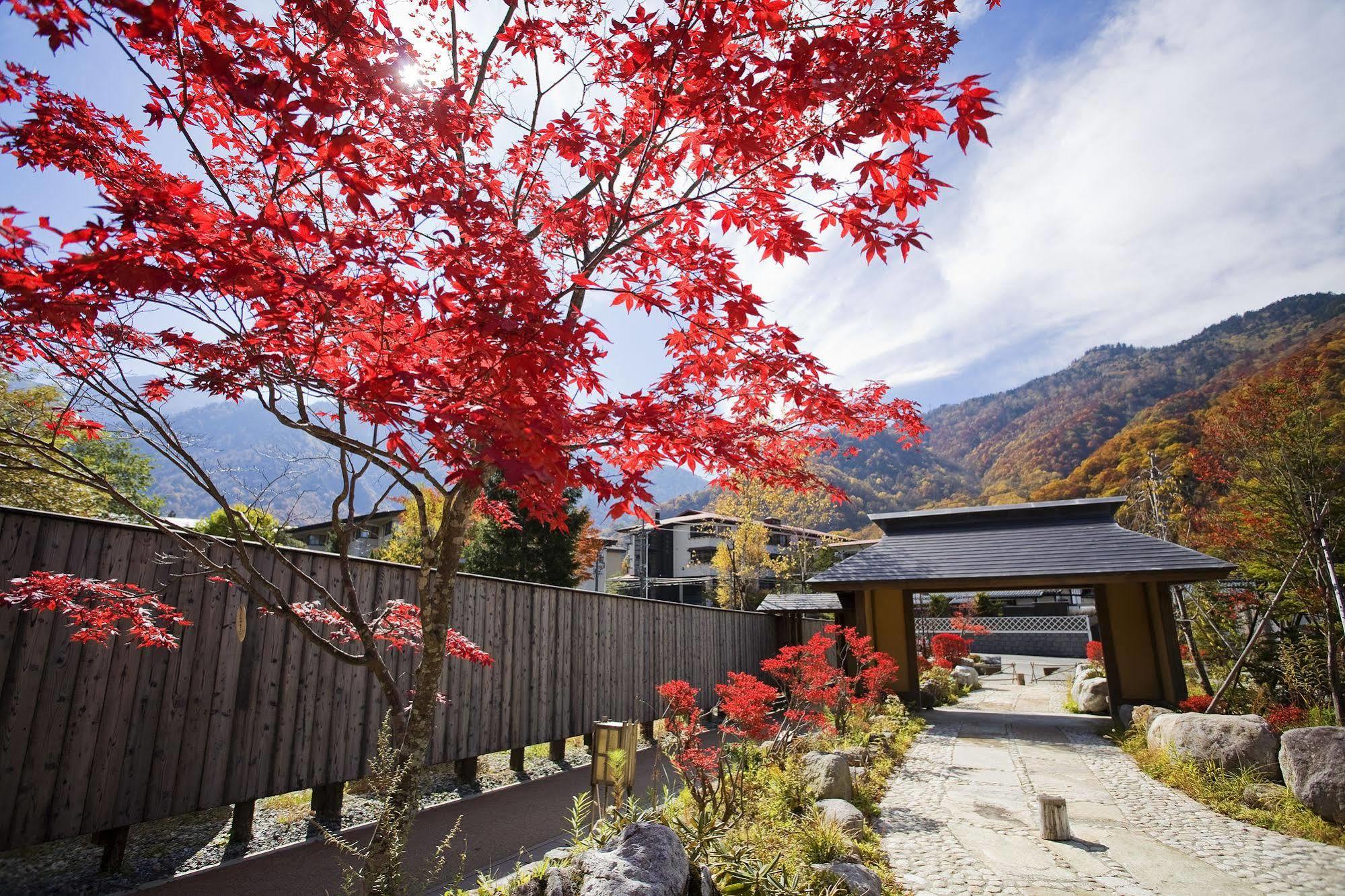 Miyama Ouan Kyoritsu Resort Takayama  Ngoại thất bức ảnh Autumn colours at the hot spring resort of Ōwakudani